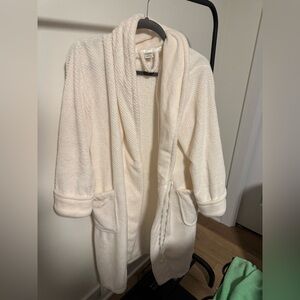 ULTA WHITE PLUSH ROBE SIZE SMALL/MEDIUM